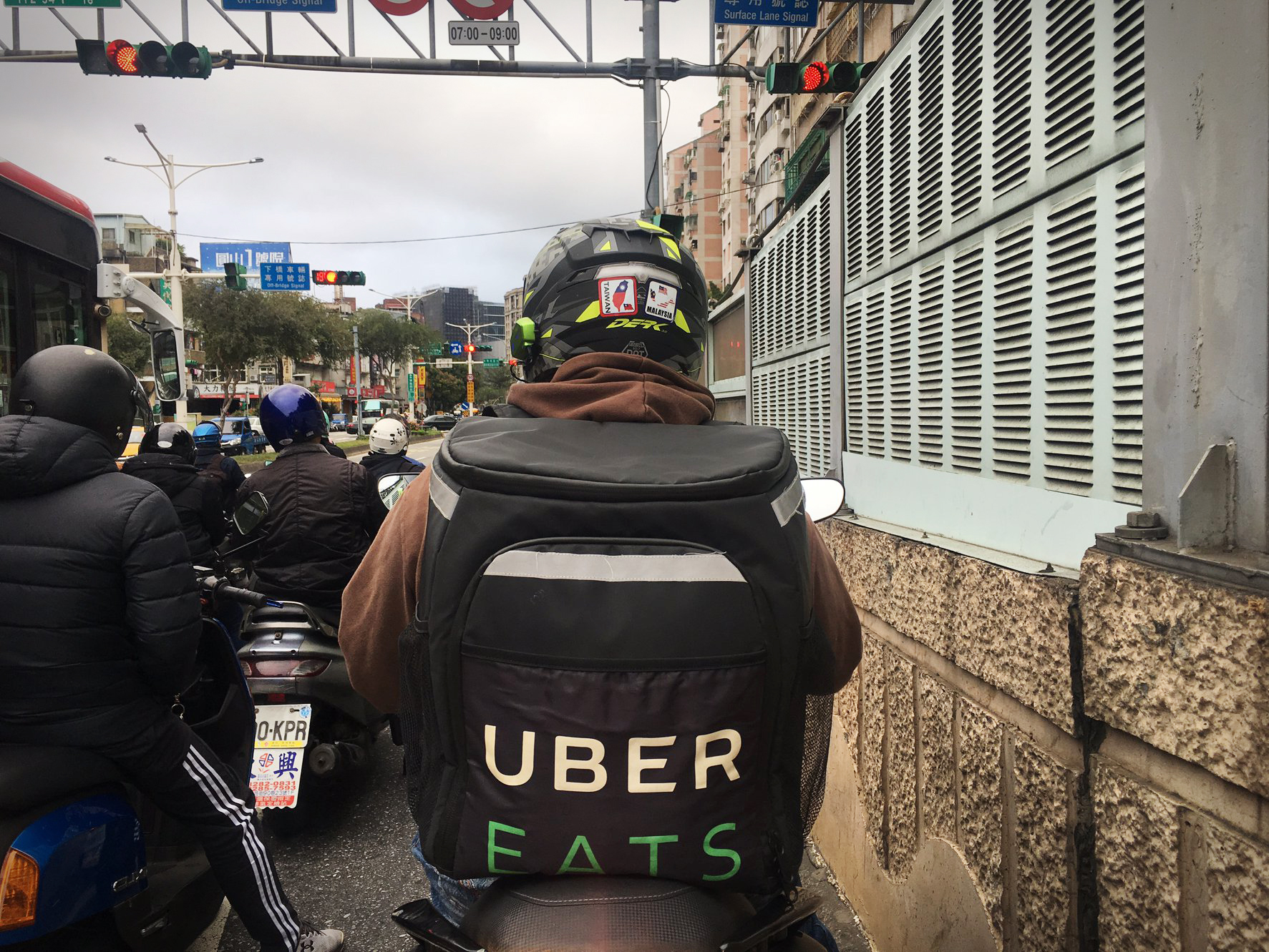 Foodpanda及UberEats等2大美食平台接連發生外送員車禍死亡案件，勞動部在執行勞檢後，認定外送員與平台具有僱傭關係。如業者未限期提供出勤紀錄等資訊，最高將各開罰新台幣175萬元。(資料照片／謝佳興 攝)