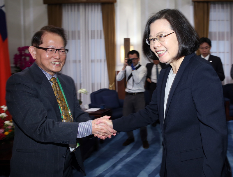 總統蔡英文（前右）27日在總統府接見「2019年海外二二八遺屬返鄉團」，與團長王克雄（前左）握手致意。(圖:中央社)