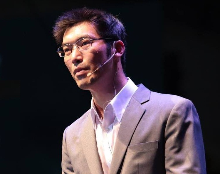 泰國40歲大亨他納通領導的親民主政黨「未來前進黨」在大選下月登場前人氣竄升，他納通27日痛批，有人想要搞垮他。(圖：他納通臉書)