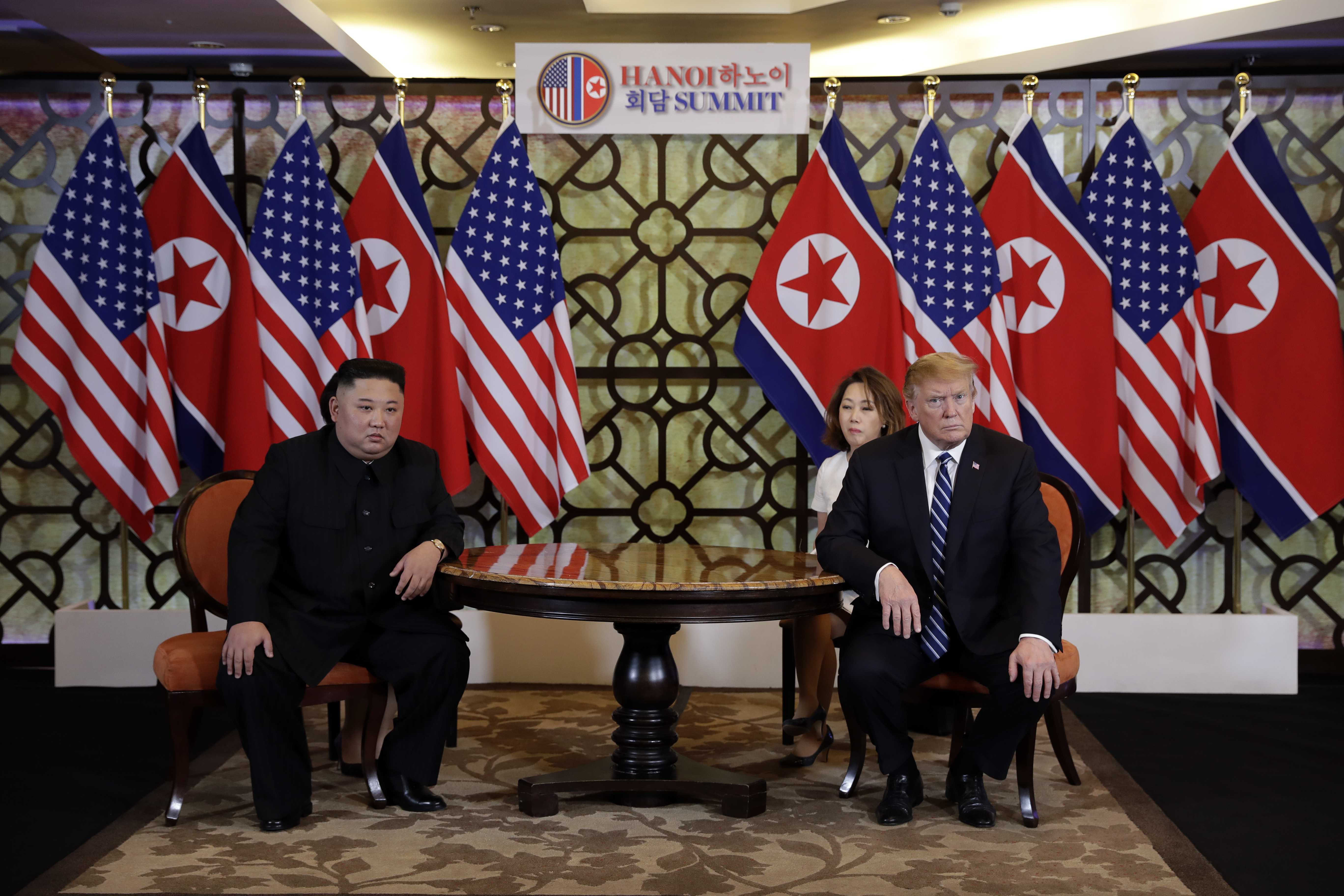 川金二會眾所矚目。圖為美國總統川普(右)和北韓領導人金正恩(左)。(AP/達志影像)