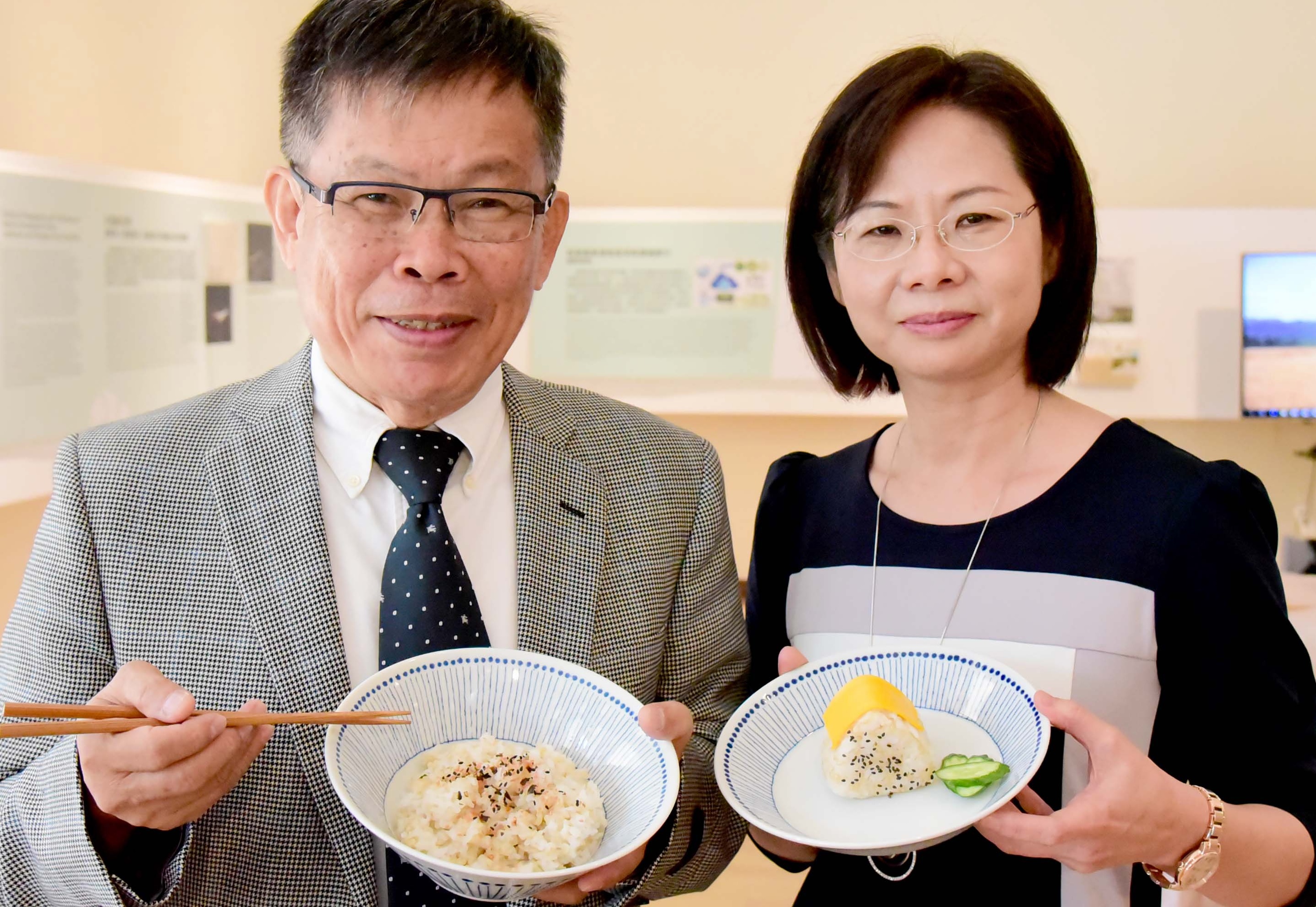 屏東科技大學土木工程系主任王裕民(左)和農園生產系副教授林素汝(右)合作，利用水稻益生菌強化系統，與高雄農改場共同開發發芽玄米。(屏東科技大學提供)
