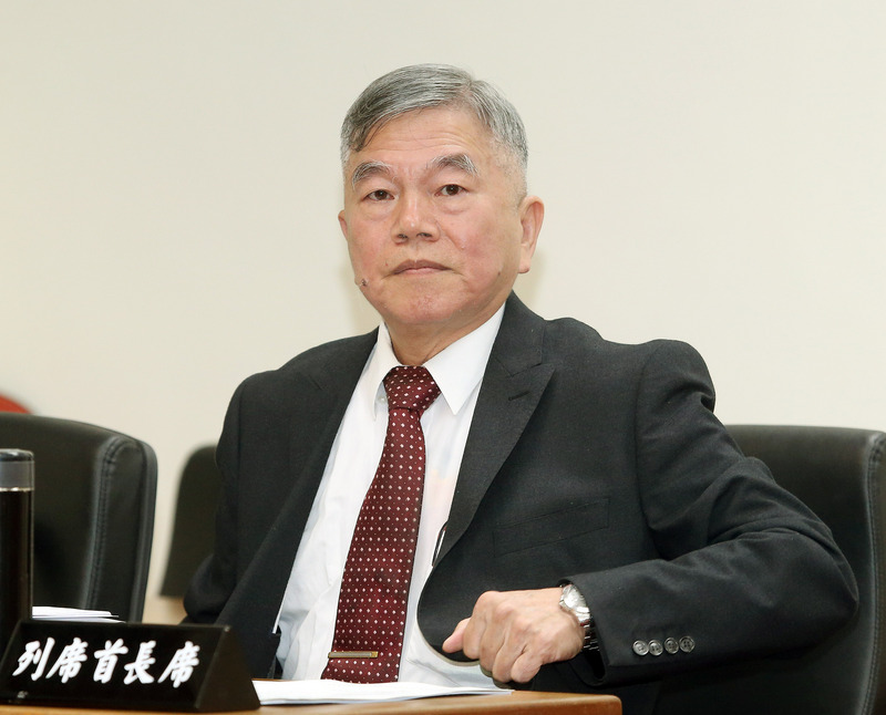 經濟部長沈榮津4日列席立法院經濟委員會，專案報告因應公投結果能源政策評估檢討，報告中列出2025年最新預估能源配比，推估燃氣50%、燃煤27%、再生能源20%、其他3%。(圖：中央社)