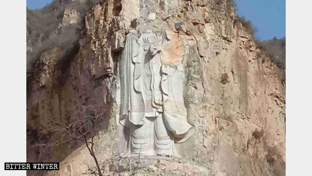 外媒報導，中共對大型宗教造像的整治力度持續不減，河北當局上個月以爆破的方式，摧毀一座世界最高的摩崖石刻立式觀音像。（網路圖片）