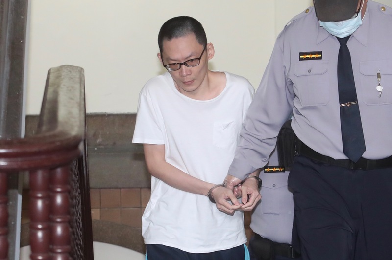 男子王景玉（左）當街殺害3歲女童小燈泡案，最高法院裁定，由於檢辯雙方的上訴理由不符合上訴三審的法律要件，因此駁回上訴，全案定讞。(資料圖片：中央社)