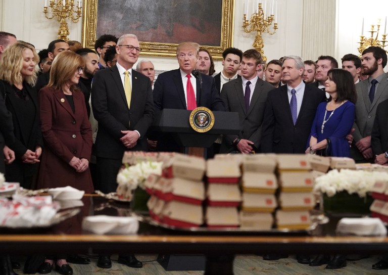 美國總統川普4日在白宮宴客，這是他今年來第二度做東招待美國大學運動員，而且同樣都是滿桌子美式速食。 (AFP)