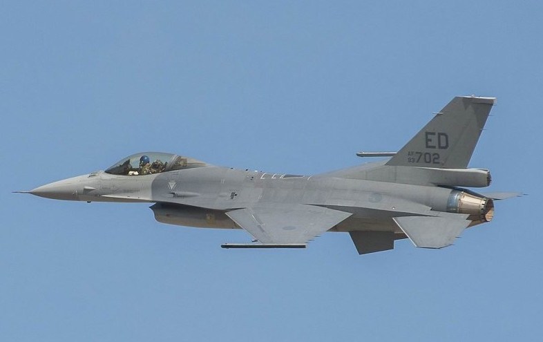 共軍2架戰機越過台海中線，國軍戰機緊急升空攔截。華爾街日報1日發表社評指出，這起事件凸顯美國總統川普應批准售台F-16V戰鬥機，協助台灣強化戰力，對共軍形成嚇阻。（洛克希德馬丁公司提供）