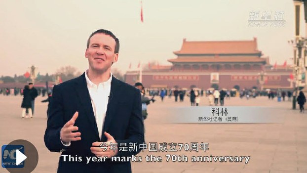 新華社美籍記者科林（Colin Linneweber）報導中國兩會。（視頻截圖/自由亞洲電台）
