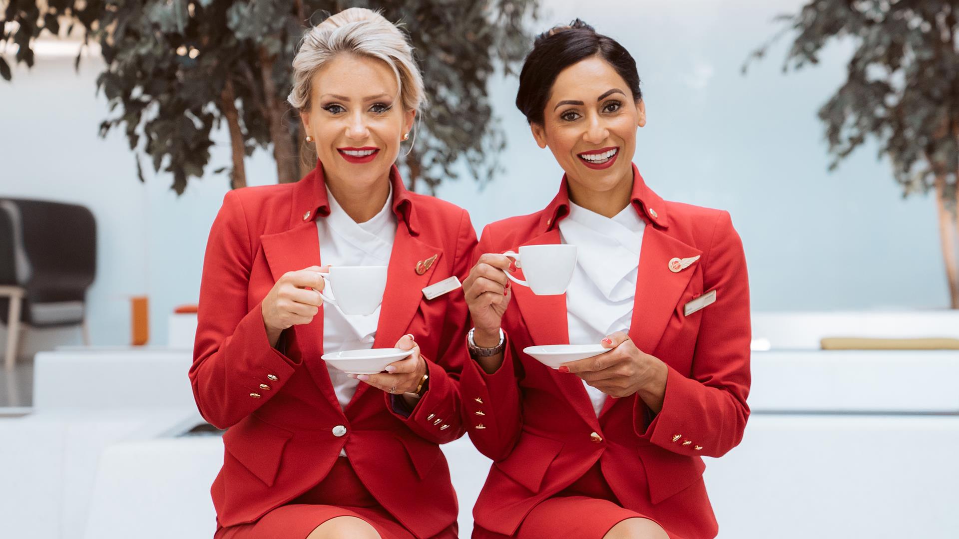 英國維珍航空宣布將允許空姐素顏上工，並可以著褲裝作為公司招牌紅制服的標準選項之一。(圖：維珍航空臉書)