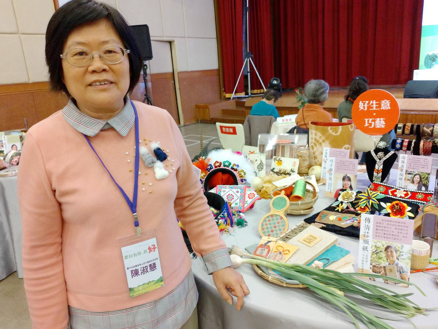 台中大坑竹編班班長陳淑慧和班員所編織的竹編小品。(圖：陳林幸虹 攝)