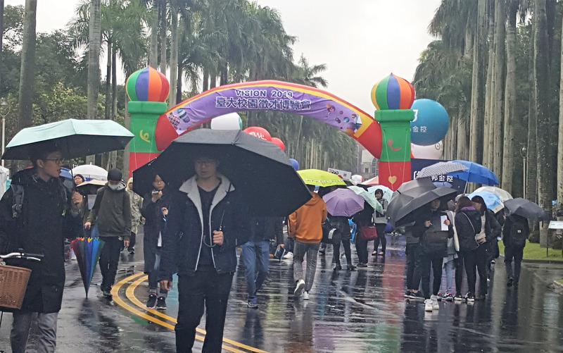 選系還是選校？是許多學生和家長關心的話題。圖為台灣大學校園徵才企業博覽會。(資料照片/中央社)