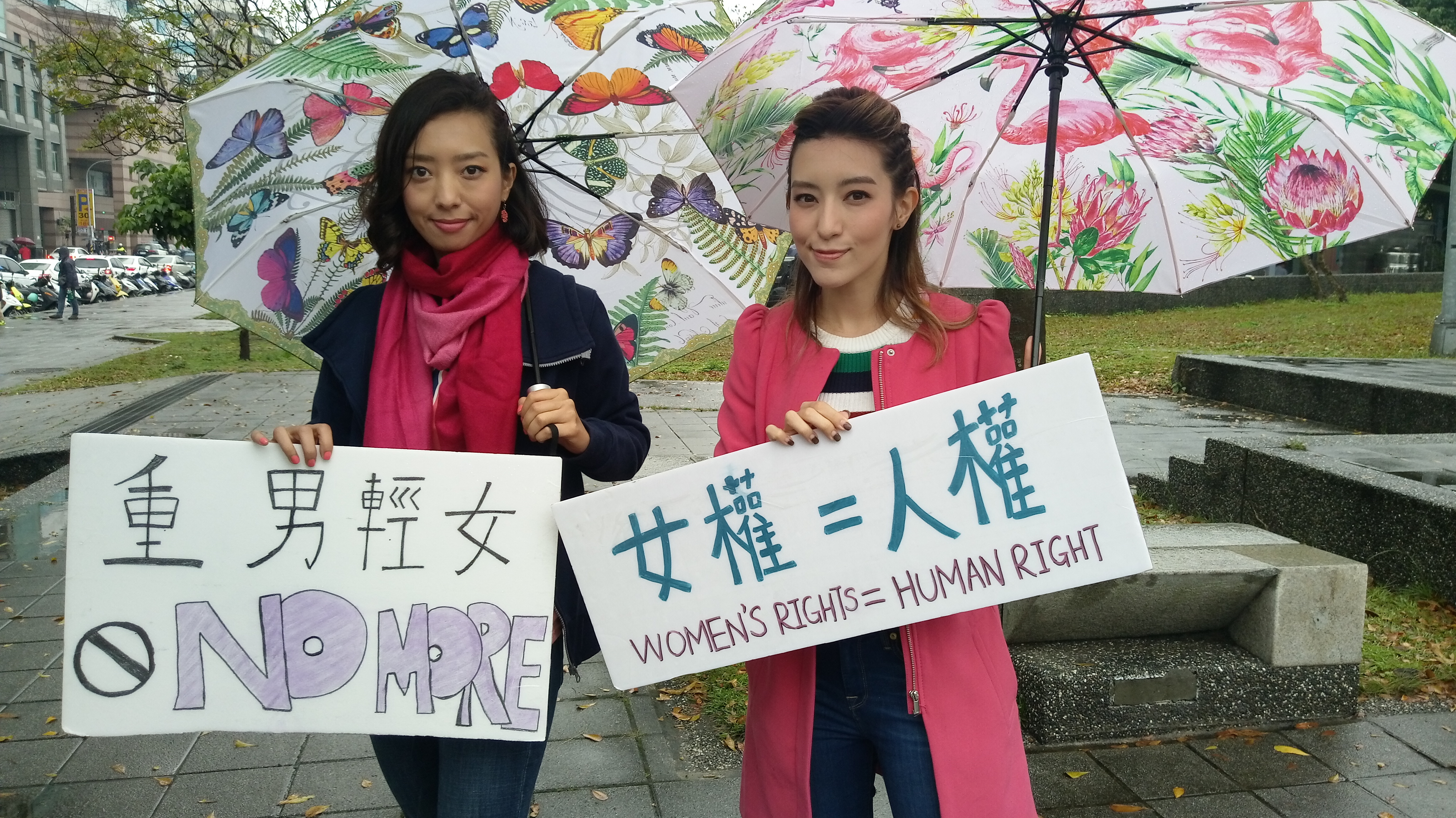 Lara梁心頤(右)和姊姊梁妍熙(左)前來參與「WoMen我們節」遊行活動。(陳國維 攝)