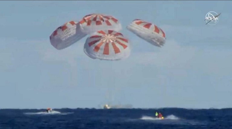 美國太空探索科技公司(SpaceX)飛龍號(Dragon)太空艙待在太空超過6天後，8日成功重返地球，降落在大西洋上。(AFP)