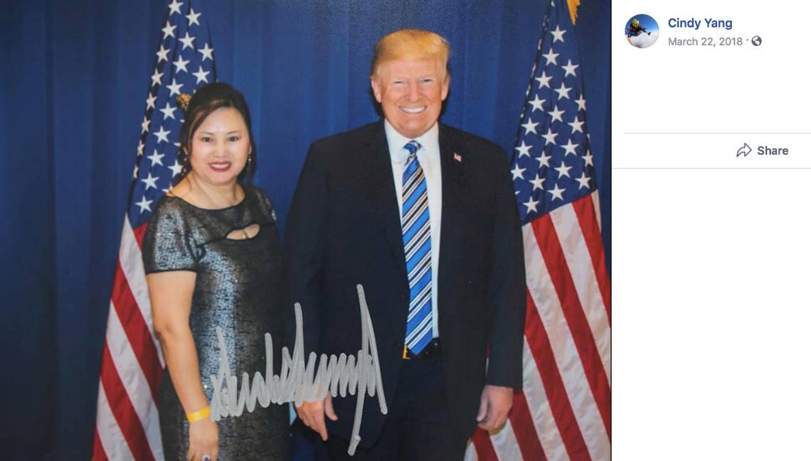 佛州「亞洲蘭花日間水療店」前華裔東主楊莅在社群網站發表了一張與川普總統的合影照。(取自臉書)