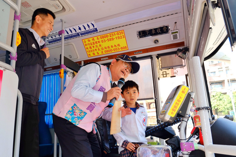 圖為為提升學童交通安全意識，中壢監理站與桃園市警局交通警察大隊、桃園客運合作，讓學童登上大型車輛，了解視野死角及內輪差的致命危險，培養正確的道安觀念。(資料照片/CNA)