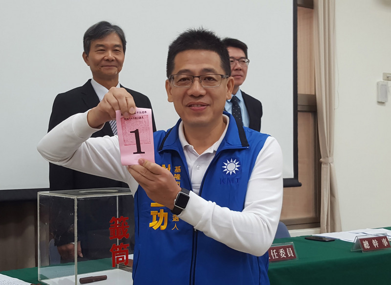 謝立功將易幟退出國民黨，任民眾黨秘書長。圖為謝立功代表國民黨參選基隆市長時抽籤的畫面。（資料照片）