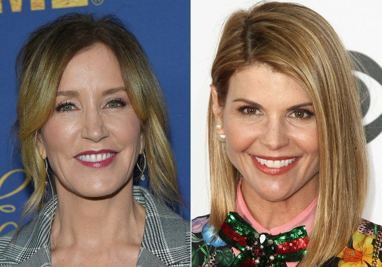 好萊塢演員費莉絲蒂．荷夫曼(Felicity Huffman)(左)和洛莉·路格林(Lori Laughli)。(AFP)