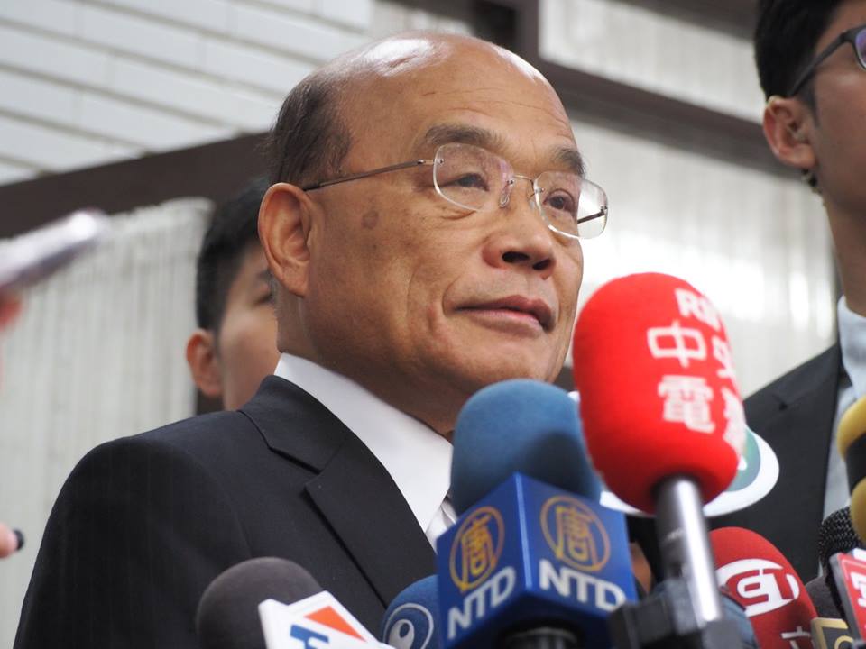 行政院長蘇貞昌裁示，修法草案對公投項目、公投準備期等有適度修正，完備了公投事務規範，對保障台灣自由和民主有正面效果。蘇揆也說，去年底特定團體系統性造假連署，踐踏民主精神，他感到遺憾。（資料照片／蕭照平 攝）