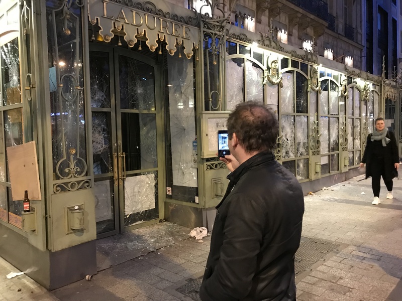 法國「黃背心」運動第18個抗議週末，暴力再現香榭麗舍大道，台灣觀光客熟悉的甜點店Laduree玻璃也被砸得體無完膚，幾乎無一片倖免。(圖:中央社)