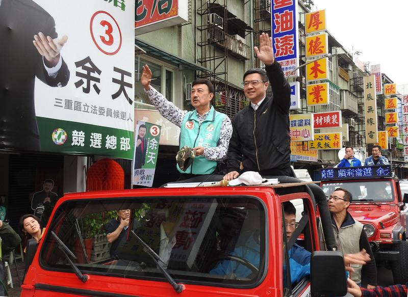 民進黨主席卓榮泰（車上右）17日上午陪同民進黨新北市三重立委補選當選人余天（車上左）進行車隊謝票，沿途向民眾揮手致意。(圖:中央社)