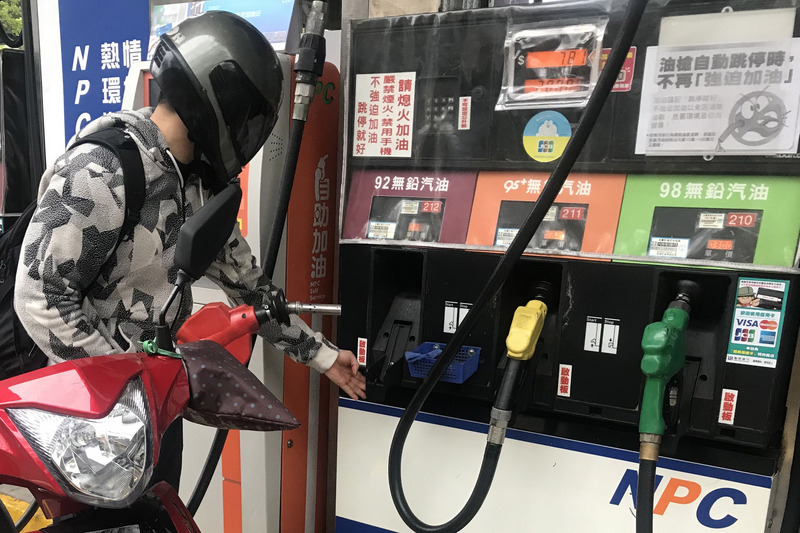 台灣中油公司自20日凌晨零時起各式汽、柴油價格每公升各調降新台幣0.7元。(圖：中央社)