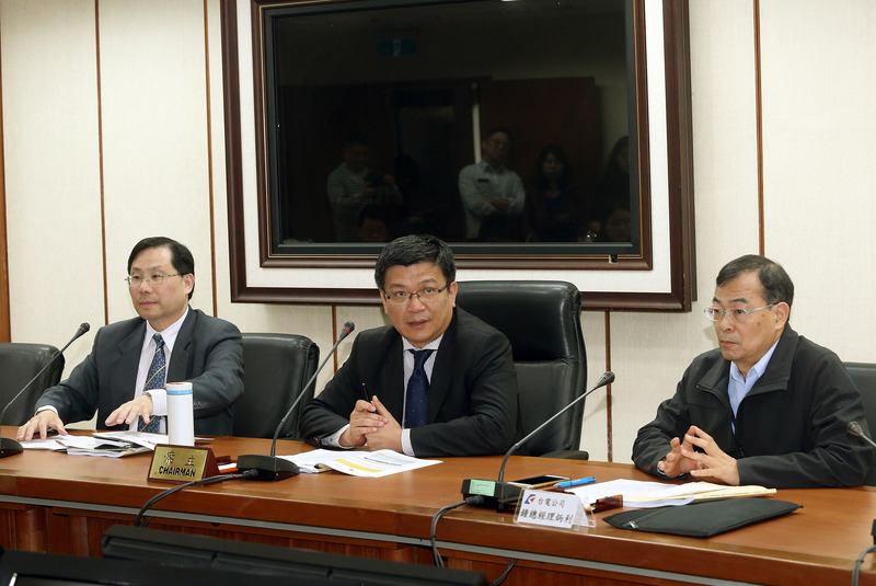 經濟部18日召開電價費率審議委員會，考量燃料成本長期為下跌趨勢，為避免短期電價波動對物價造成影響，決議本次電價不調整。經濟部政務次長曾文生（中）、能源局長林全能（左）、台電公司總經理鍾炳利（右）會後出席記者會說明結果。（圖：中央社）