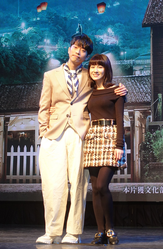 2019年電視劇「一千個晚安」由張棟樑（左）與連俞涵（右）擔任男女主角，兩人出席在台北舉行的特映會。