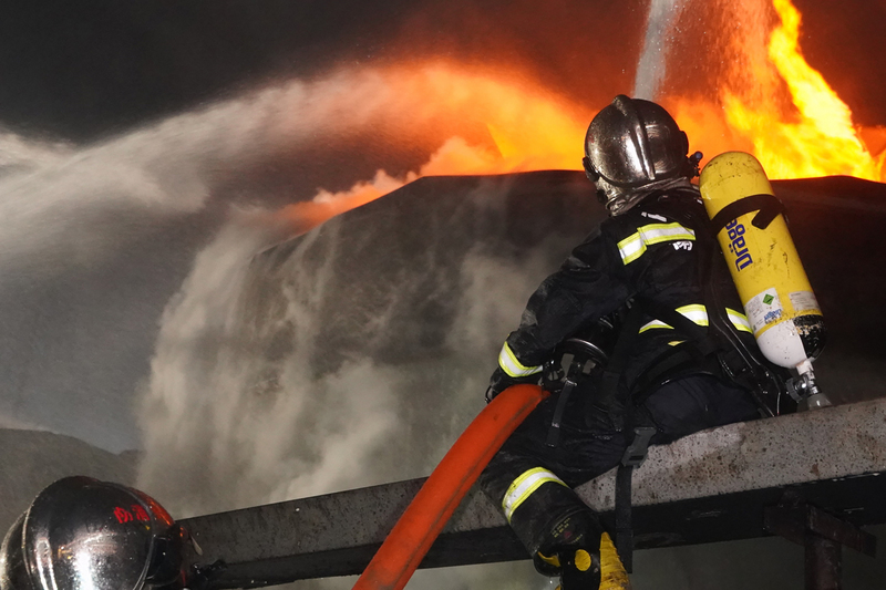 江蘇鹽城一家化工廠21日爆炸，波及周邊16家企業，現場更出現巨坑。圖為3月22日凌晨救援現場。（中新社提供）