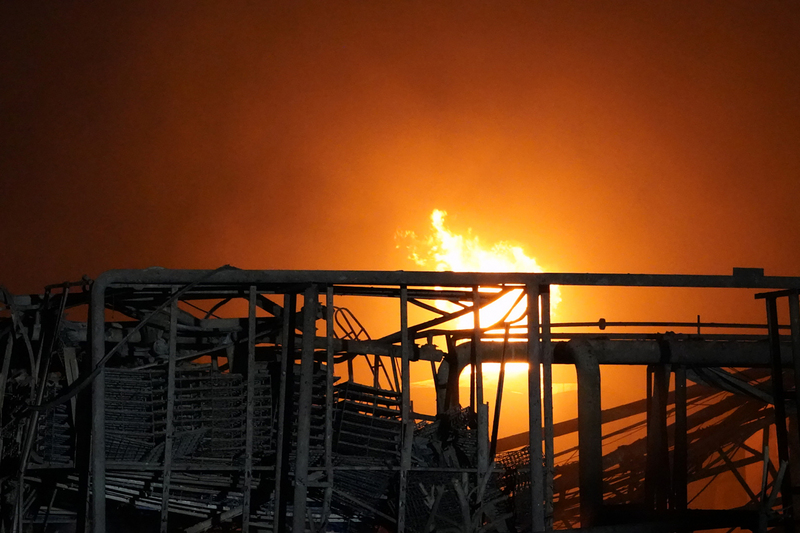 江蘇鹽城市響水縣陳家港鎮天嘉宜化工有限公司21日下午2時48分發生化學儲罐發生爆炸事故，並波及周邊16家企業。圖為3月22日凌晨救援現場。（中新社提供）