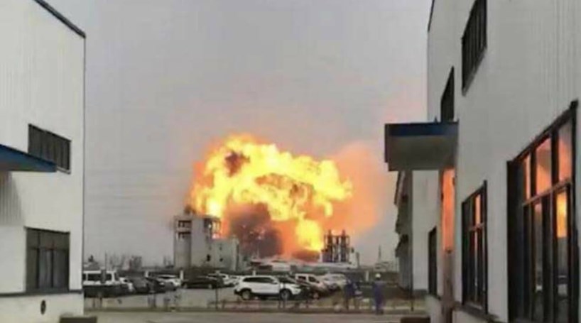 中國江蘇鹽城市的天嘉宜化工有限公司今天(21日)下午發生巨大爆炸，鹽城市政府和國營媒體都說，已知6人死亡、30人受到重傷。（Youtube）