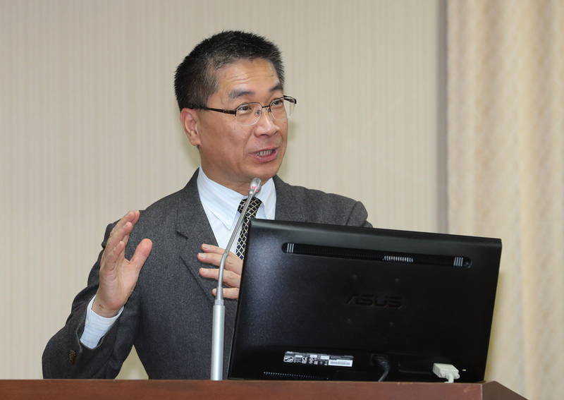 立法院會今天(26日)三讀通過修正「道路交通管理處罰條例」，內政部長徐國勇晚間在臉書發文表示，未來警政署會積極配合法規主管機關交通部辦理各項準備工作，並依實務執行面，盡速修訂「取締酒後駕車作業程序」等相關規定，讓員警依法落實執行。（圖：中央社）
