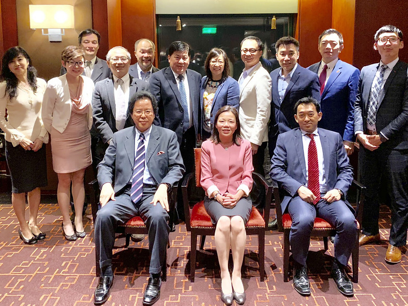 馬來西亞友誼及貿易中心首席代表何瑞萍（前排中）3月正式到任，馬來西亞商業及工業協會理事長劉康捷（前排左一）25日在台北舉辦歡迎晚宴。（馬來西亞商業及工業協會提供）　