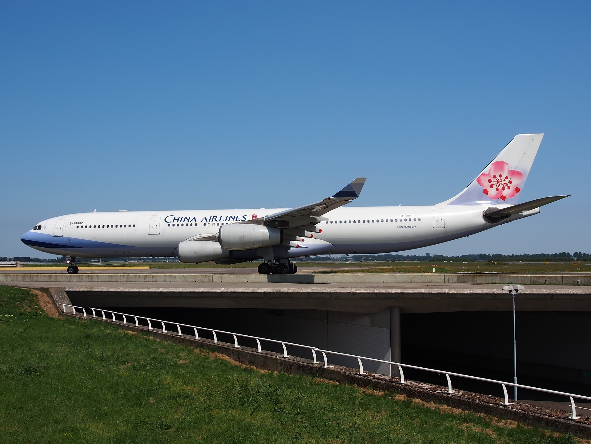 為因應武漢肺炎疫情，中華航空公司宣布華航、華信航空從23日起至2月底取消武漢來回航班。(pixabay圖庫)