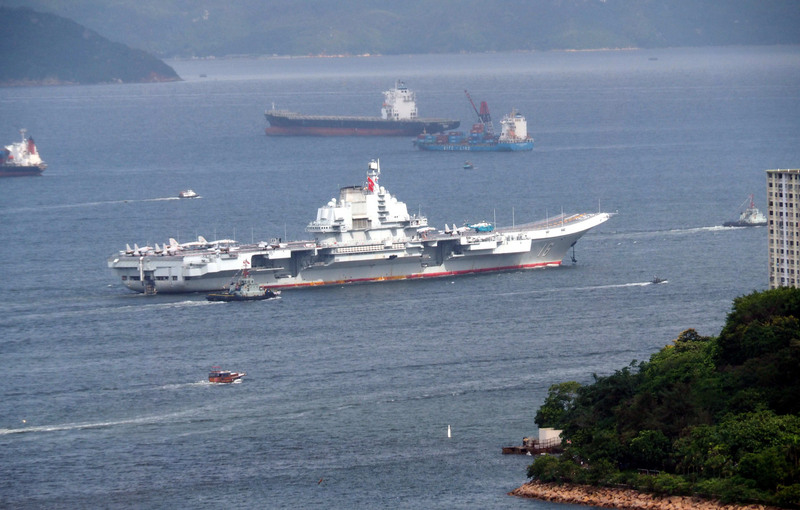 根據國防安全研究院最新公布的「2019中共政軍發展評估報告」，共軍計畫2030年擁4個航空母艦戰鬥群。圖為2017年中共遼寧號航空母艦抵達香港資料照片。（資料照 / 中新社提供）