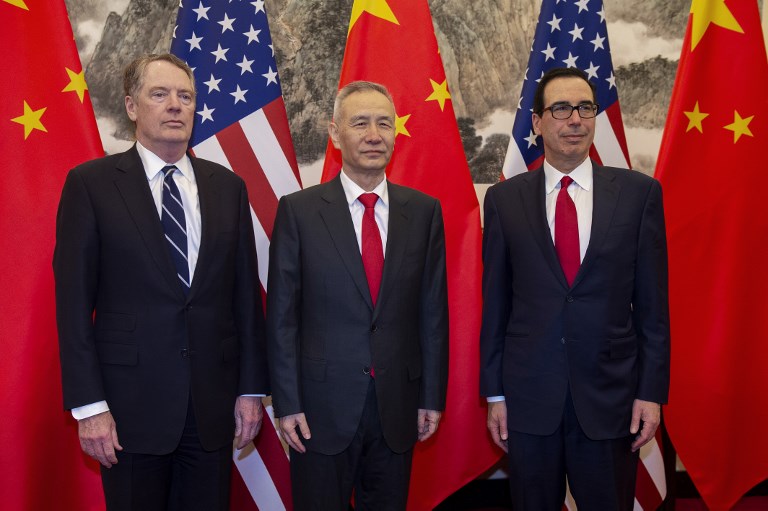 美國貿易代表萊特海澤(Robert Lighthizer)(左)、財政部長梅努欽(Steven Mnuchin)(右)和中國國務院副總理劉鶴(中)。(資料照/AFP)