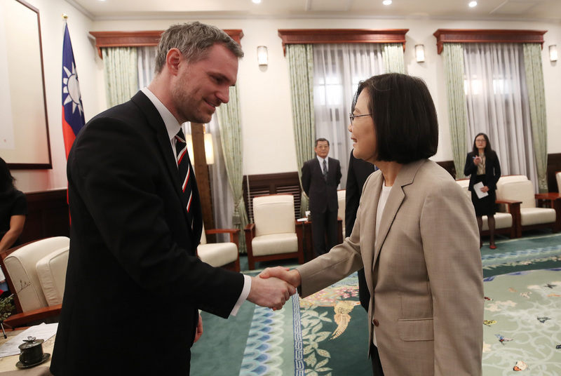 總統蔡英文（右）30日上午在總統府接見捷克布拉格市長賀瑞普（Zdenek Hrib）（左），感謝他對台灣的支持。(圖：中央社)