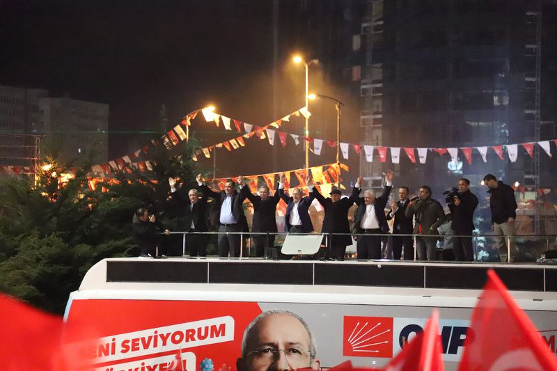在已經開出99%的選票之後，共和人民黨候選人亞瓦許（舞台左3）贏得50.89%的選票，31日與黨魁基里達歐魯（舞台左4）宣布勝選。(圖：中央社)