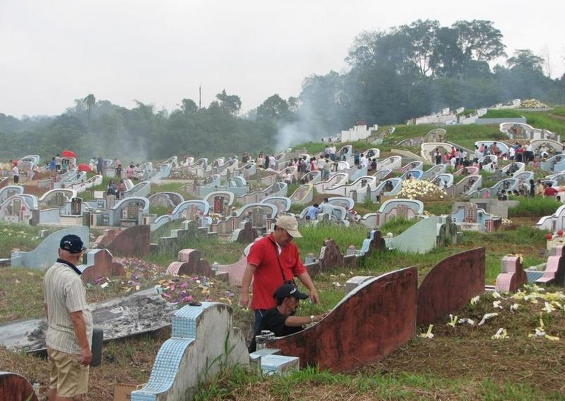 正值馬來西亞學校假期，大馬過去兩天開始出現掃墓潮，一家大小帶著各種鋤草工具及冥紙祭祖。（中央社）