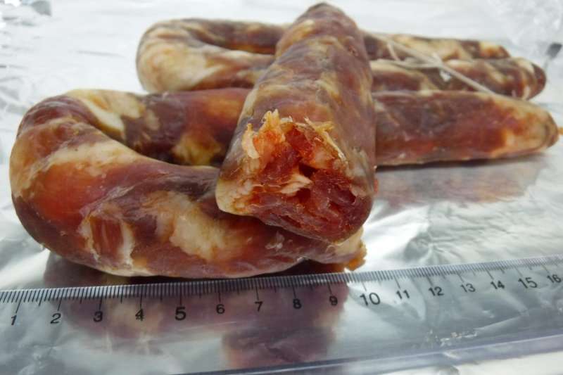 日本農林水產省表示，今年1月下旬從中國旅客帶入境的兩條香腸中檢查出傳染力強的非洲豬瘟病毒(ASF)。(圖：日本農林水產省動物檢疫所)