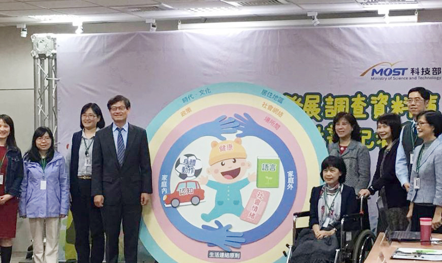 科技部發表台灣幼兒發展調查資料庫第一波資料，且發現，台灣3歲幼兒平均每天使用螢幕的時間為2.3小時，若長時間使用，對孩童整體發展有負面影響。(謝佳興 攝)