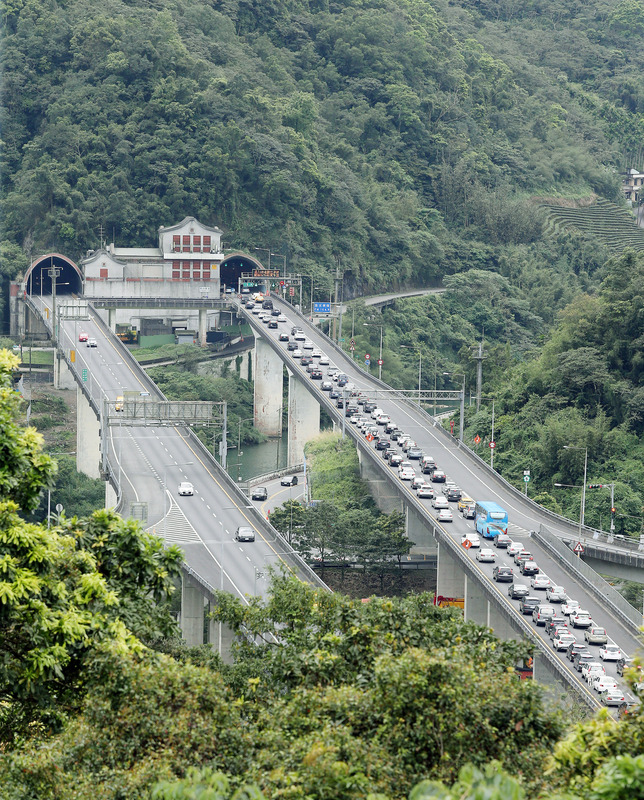 圖為國5雪山隧道往宜蘭方向入口前，車輛大排長龍。(資料照片/CNA)
