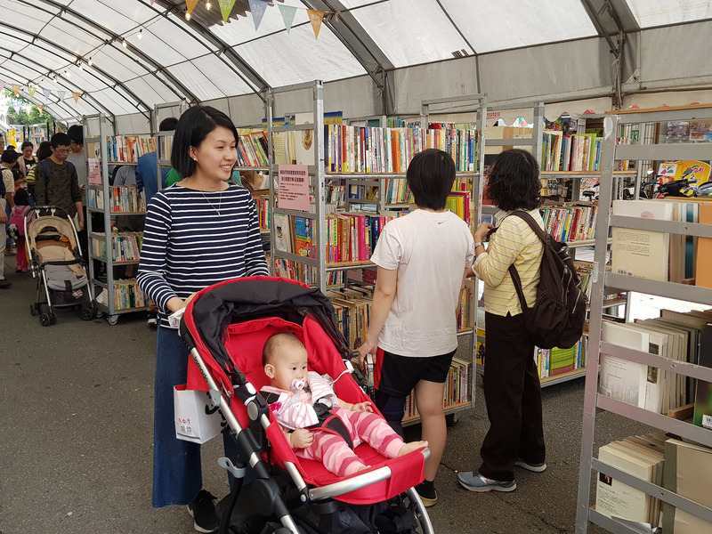 圖為去年中華文化總會推出「2019城南有意思」系列活動，兩大主題市集「春日晒書市集」和「春日好好市集」，吸引許多民眾前往參觀。(圖：中央社)