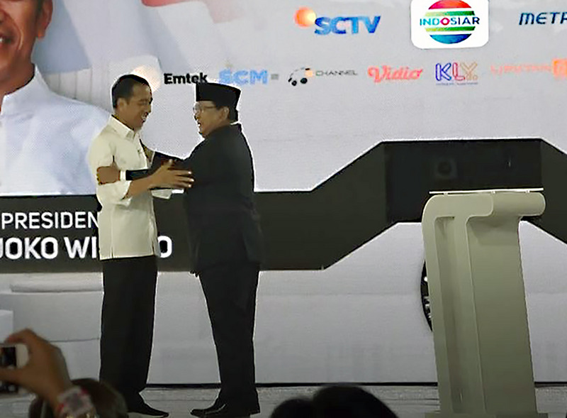 印尼總統大選將屆，總統佐科威（左）被視為親中派，極力爭取中國投資。反對陣營總統候選人普拉伯沃（右）喊話當選將檢討對中經貿政策。(圖：中央社)