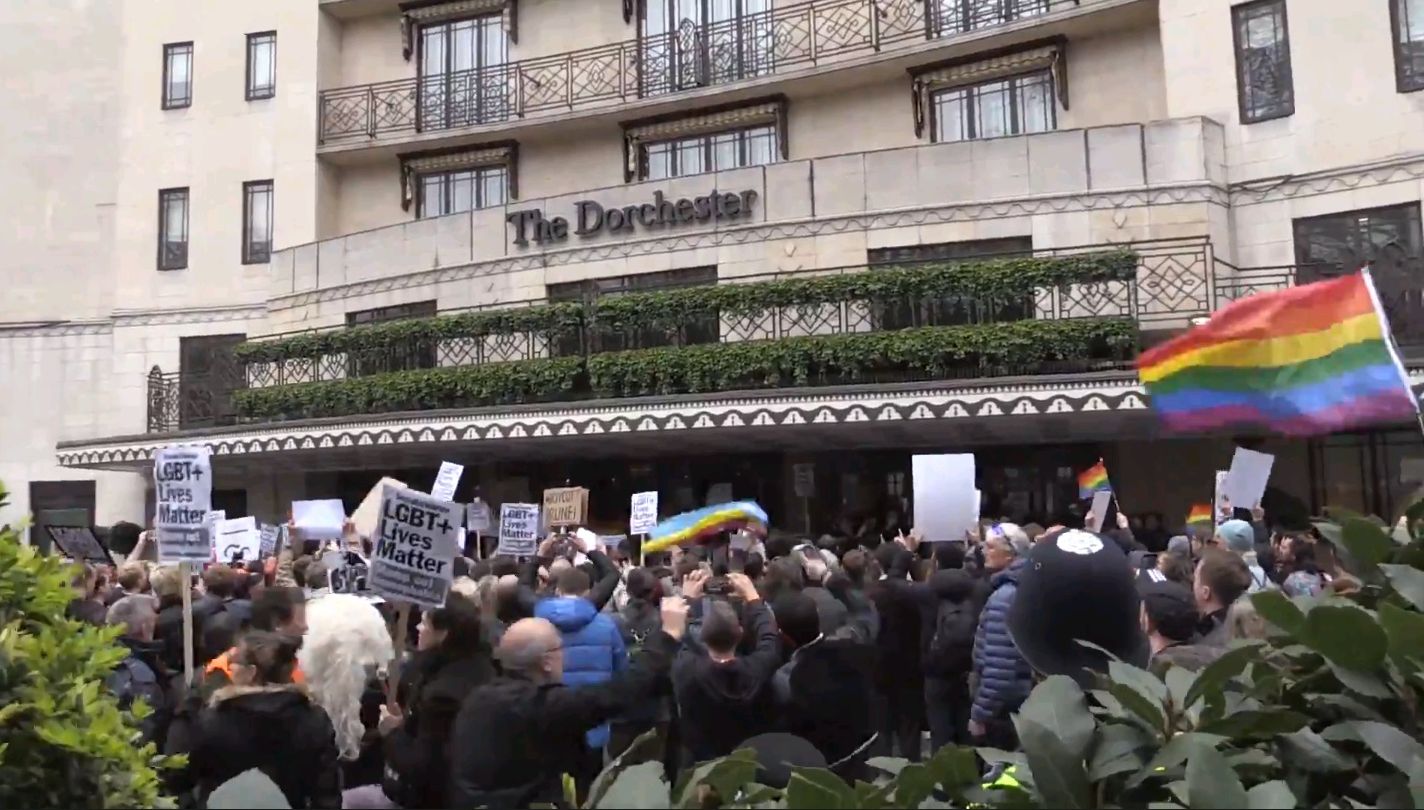 數百名反歧視的示威人士6日齊聚汶萊在倫敦的多徹斯特酒店(Dorchester Hotel)外，抗議這個東南亞國家通過嚴厲的伊斯蘭教法，包括將同志處死。(圖:翻拍自News24)