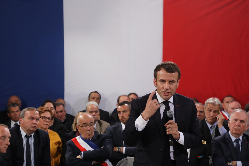 法國的「全國大辯論」(Great National Debate)運動過去3個月來，已舉行了1萬場地方會議、獲得約200萬次的線上捐款、還有100小時的總統談話。(AFP)