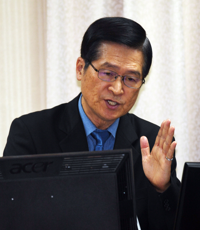 國防部長嚴德發（圖）10日在立法院，對向美國採購66架F-16V戰機一事表示，已向美方提發價書需求信函，依程序推定，美方7月將回覆是否同意。(圖：中央社)