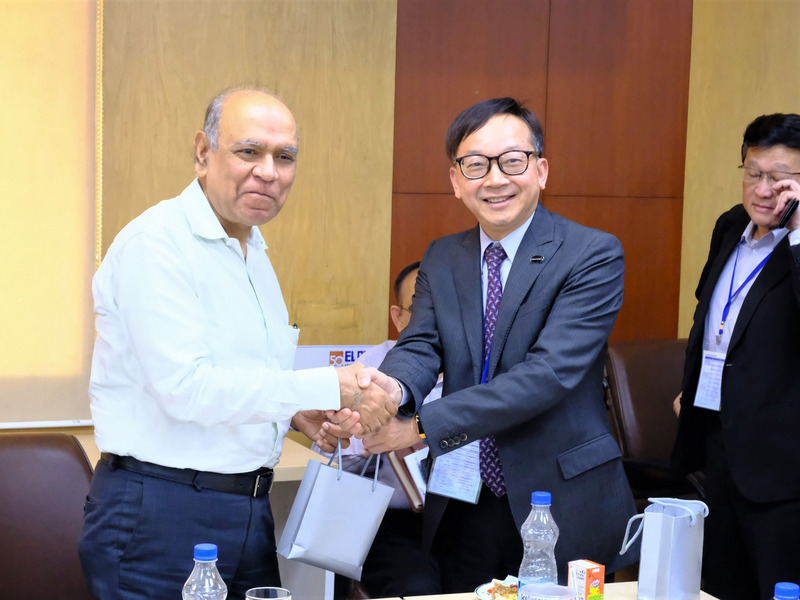 經濟部投資處副處長陳秀全（右）4月10日代表經濟部2019年印度投資考察團贈送禮物給印度電子產業協會主席曼瓦尼（左）。(圖:中央社)