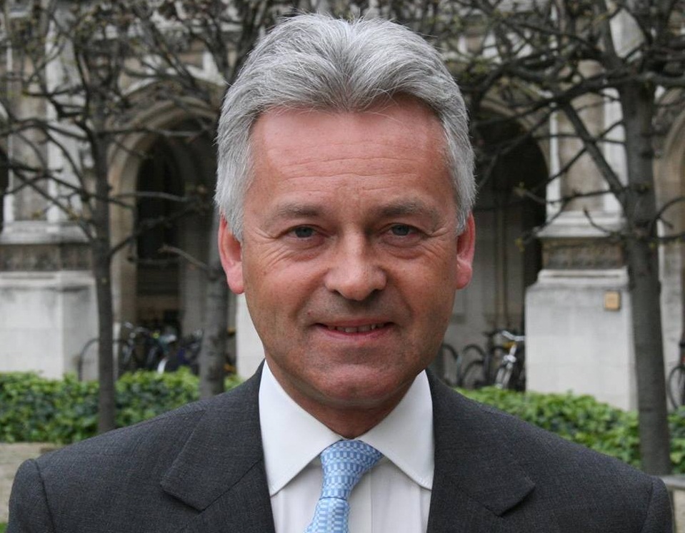 英國歐洲與美洲事務國務大臣鄧肯表示，已經在倫敦被捕的維基解密創辦人亞桑傑，若是他被引渡到美國受審，有可能會被判死刑的話，英國政府就不會將他引渡到美國。(圖：鄧肯臉書)