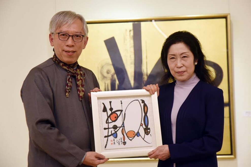國父紀年館即日起推出「繪畫人生60年－伊藤紫虹展在台灣」個展，展出日本藝術家伊藤紫虹(右)一甲子創作精華作品。左為國父紀念館館長梁永斐。(國父紀念館提供)