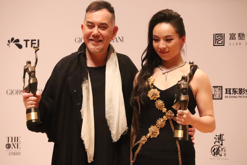 第38屆香港電影金像獎14日晚上頒獎，黃秋生以電影「淪落人」勇奪最佳男主角獎，最佳女主角獎頒給電影「三夫」曾美慧孜。圖為新出爐影帝黃秋生（左）與影后曾美慧孜合影。(圖：中央社)