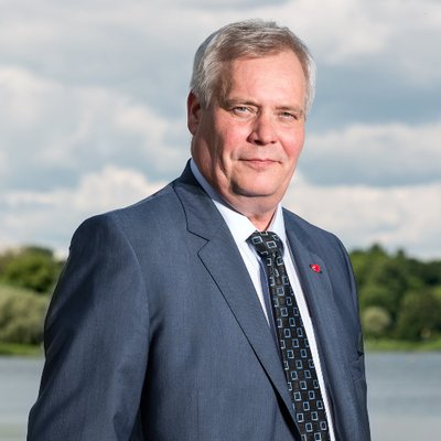 由林奈(Antti Rinne)領導的中間偏左社會民主黨(Social Democratic Party)，在各項主要民調中，維持大約19%的支持度。林奈可望成為芬蘭下任總理。(推特)